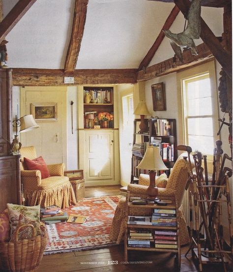 10 Ways to Spruce Up Our Homes This Fall English Cottage Interiors, Lots Of Books, Cottage Interior Design, English Cottage Decor, Cottage Decorating, Cottage Room, English Country Decor, English Decor, Casa Country