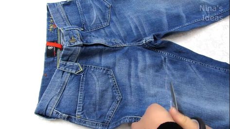 This is a guide to making denim bags from old jeans. Learn how to cut and sew old jeans to make DIY denim bags with these simple step-by-step tutorials. Diy Denim Purse Old Jeans How To Make, Making A Purse From Old Jeans, Cheap Denim Bags With Zipper Pocket, Vintage Denim Bags For Everyday Use, Cheap Upcycled Denim Bags, Diy Jeans Bag Tutorial, Denim Bag Tutorial, Denim Bags From Jeans, Diy Jean Bag