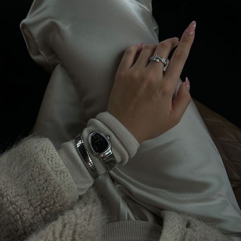 im a 2001 snake (serpenti) baby Bvlgari Serpenti Ring, Bvlgari Serpenti Bracelet, Paris Trip Outfits, Jihoon Kim, Dior Watch, Bvlgari Serpenti, Tiffany Bracelets, Vintage Watches Women, High Fashion Jewelry