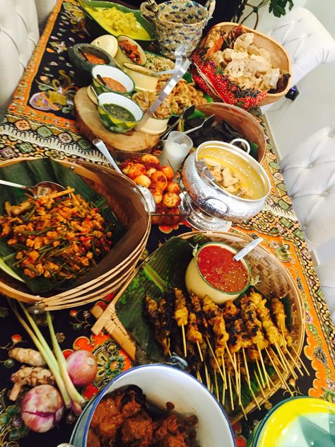 The malay/indonesian party spread and presentation Indonesian Party Decor, Thai Food Buffet Table, Thai Catering Ideas, Filipino Street Food Party Ideas, Asian Buffet Table Ideas, Indonesian Catering, Dinner Table Food, Buffet Theme, Ramadan Buffet