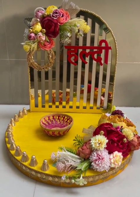 Ring Seremani Decoration, Haldi Dish Decoration, Jewellery Tray Decoration For Wedding, Haldi Platter Decoration, Mehendi Platter, Chhab Decoration, Hampers Packaging, Platter Decoration, Haldi Platter