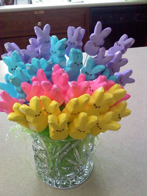 Peeps Bouquet!!!  They're Disgusting to Eat, So What Not Use Them to Make a Cute Bouquet!?!?!!  Happy Easter!! :)) Peeps Crafts, Easter Birthday Party, Easter Bouquet, Easter Goodies, Crafts Easter, Easter Birthday, Easter Peeps, Easter Centerpieces, Easter Time