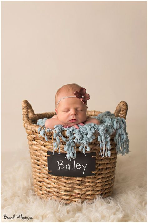 Baby Basket Photoshoot, Baby In Basket Pictures, Foto Newborn, Infant Photography, Anne Geddes, Newborn Poses, Photoshoot Idea, Newborn Shoot, Baby Pics