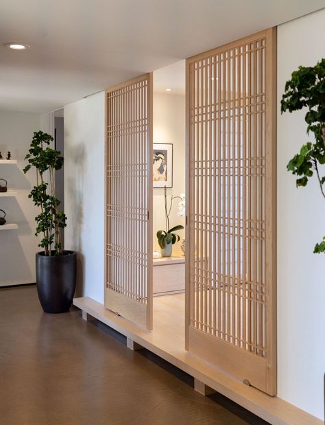 Modern Japanese Shoji Screen Installations - Shoji Designs Inc. Shoji Sliding Doors, Japanese Style Interior, Japandi House, Japanese Style Bedroom, Modern Japanese Interior, Japan Interior, Japanese Bedroom, Japanese Home Design, Japandi Home