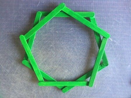 Stick Wreath, Pentagon Shape, Wreath Supplies, Popsicle Sticks, Green Paint, Glue Crafts, Hot Glue, Popsicles, Christmas Crafts