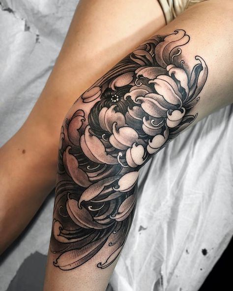 Wonderful b&g chrysanthemum done on girls thigh, knee and calf. Tattoo Knee, Tato Maori, Bodysuit Tattoos, Knee Tattoos, Japanese Flower Tattoo, Chrysanthemum Tattoo, Asian Tattoos, Japanese Sleeve Tattoos, Floral Tattoo Design