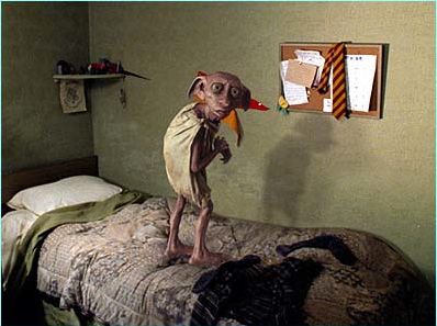 Dobby on Harry Potter's bed. Dobby Harry, Film Harry Potter, House Elf, Harry Potter Quiz, Dobby Harry Potter, Chamber Of Secrets, Elf House, Nerd Love, Harry Potter Film