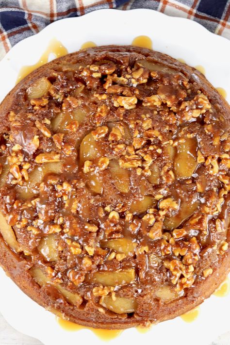 Walnut Upside Down Cake, Apple Upside Down Cake, Upside Down Apple Cake, Caramelized Walnuts, Upside Down Cakes, Autumn Baking, Apple Walnut, Snack Cakes, Coffee Snacks