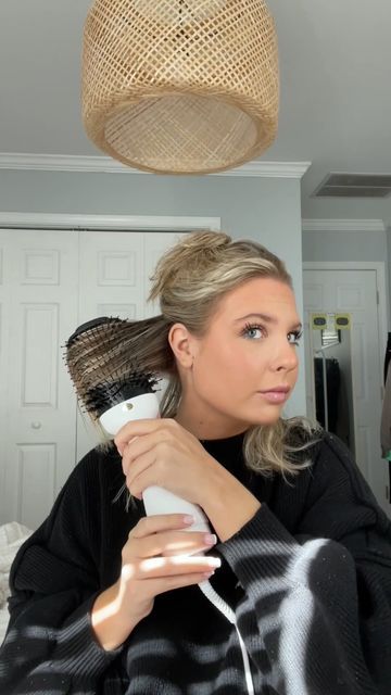 BondiBoost® on Instagram: "Our Blowout Brush Pro is a MUST have if you want to take your hair from: ✨Wet 👉dry ✨Flat 👉 voluminous & bouncy ✨Frizzy 👉 smooth & shiny ✨All in under 10 minutes 🙌 For your chance to win a hairstyling tool of your choice, like this post, tag a friend in the comment below and make sure you’re both following @bondiboost. Winners announced daily ✨​​​​​​​​ ​​​​​​​​ #bondiboost #boostyourroots Congratulations to our winner @mammajamer 🎉" Bondi Boost Blowout Brush, Bouncy Blowout, Bondi Boost, Blowout Brush, Bouncy Blow Dry, Blow Dry Brush, Blow Out, Frizzy Hair, 10 Minute