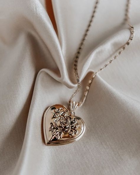 {completed} Layla Montgomery- A 19 year old college student who's jus… #romance #Romance #amreading #books #wattpad Heart Locket Necklace, Locket Pendant Necklace, Heart Locket, Girly Jewelry, Jewelry Inspo, Pretty Jewellery, Locket Necklace, Dainty Jewelry, Rock N