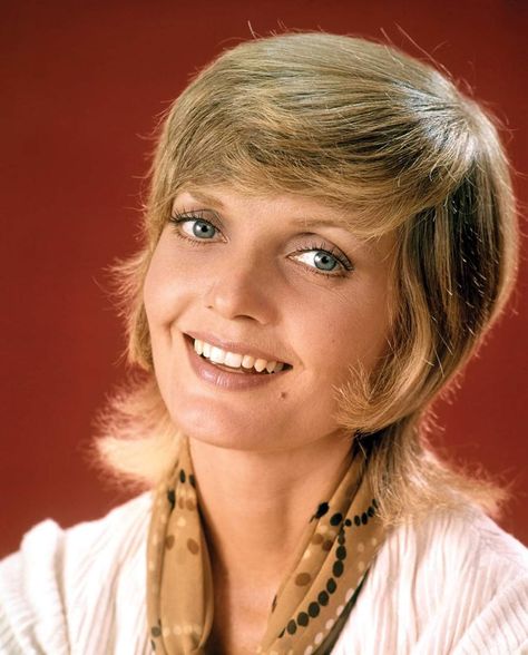 Florence Henderson (1934-2016) Carol Brady Haircut, Carol Brady, Florence Henderson, 1970s Hairstyles, Bottle Blonde, Female Icons, Brady Bunch, 70s Look, The Brady Bunch