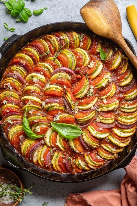 Ratatouille (Confit Byaldi) Ratatouille Recipe Cast Iron, Cast Iron Skillet Vegetables, Simple Ratatouille Recipe, Traditional Ratatouille, Baked Ratatouille Recipe, Ratatouille Recept, Confit Byaldi, Ratatouille Dish, Zucchini Squash Casserole