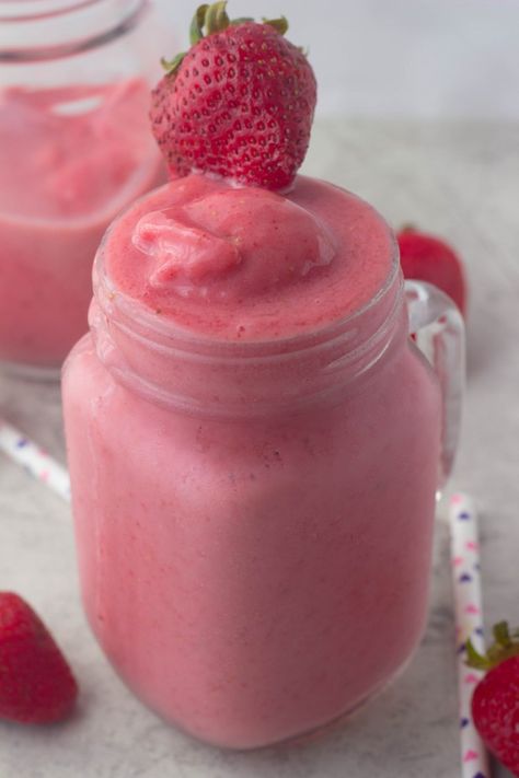 Resep Smoothie, Delicious Smoothies, Smoothies Recipes, Milk Shakes, Strawberry Cream, Smoothie Shakes, Frozen Drinks, Salad Bar, Daiquiri