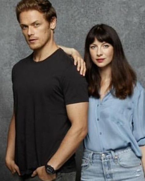 Super coolness #SamHeughan #CaitronaBalfe #Outlander #SDCC2017 #ew #comicconbash2017 LA Times photo booth via ✨ @padgram ✨(http://dl.padgram.com) Outlander Funny, Outlander Novel, Outlander Cast, Outlander Characters, October Wallpaper, Diana Gabaldon Outlander, Sam Heughan Caitriona Balfe, Outlander Casting, Sam & Cat