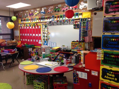 Kindergarten classroom, front of the room 90s Classroom Aesthetic, Early 2000s Classroom, 2000s Classroom, Y2k Classroom, Kindergarten Aesthetic, Elementary Memories, 90s Classroom, Dreamcore Background, Classroom Elementary