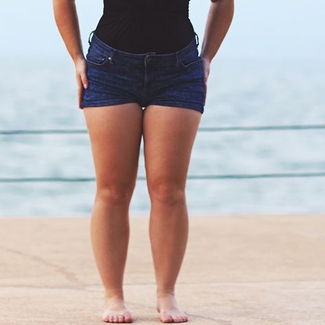 Get tips for wearing shorts if you have big thighs on SheFinds.com. Big Legs Summer Outfits, Shorts For Big Legs, Summer Outfits Big Thighs, Shorts For Short Women, Big Thighs Outfit Aesthetic, Big Calves Women, Big Legs Outfit, Outfits For Big Thighs, What To Wear With Shorts