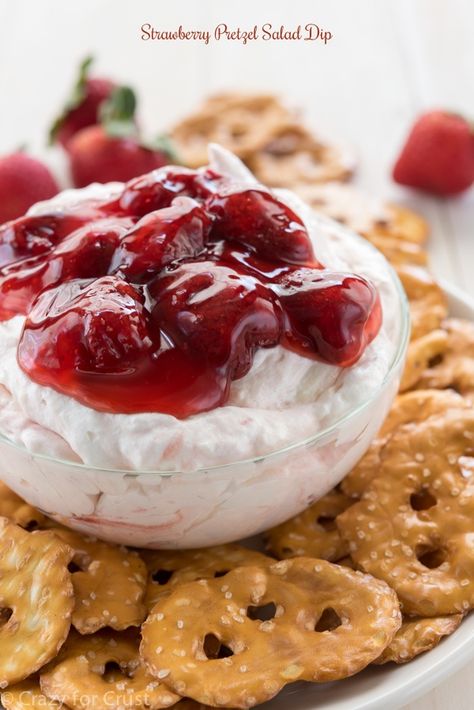 Strawberry Pretzel Salad Dip - an easy no-bake recipe turned into a sweet appetizer dip! Pretzel Salad Dip, Pretzel Dip Recipes, Salad Strawberry, Salad Dip, Dessert Dip Recipes, Food Easter, Sweet Appetizer, Recipes Strawberry, Strawberry Pretzel Salad