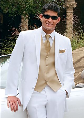 Chambelan de honor White Wedding Suits For Men, White Tuxedo Wedding, Beach Wedding Groomsmen, White Wedding Suit, White Tux, Groom Tuxedo, Wedding Suits Groom, White Tuxedo, Vest And Tie