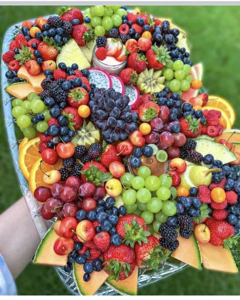 Big Fruit Platter, Large Fruit Tray, Crudite Platter Ideas, Fruit Charcuterie Board Ideas, Creative Fruit Tray Ideas, Body Health Tips, Fruit Charcuterie, Fruit Board, Amazing Food Platters