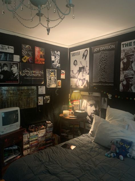 Punk Dorm Room Ideas, Black Walls Room Aesthetic, Bedroom Colors Aesthetic, Dark Goth Room Aesthetic, Coy3.0 Room, 90s Rock Bedroom, Room Inspiration Bedroom Dark, Room Inspiration Bedroom Grunge, Deftones Room Aesthetic