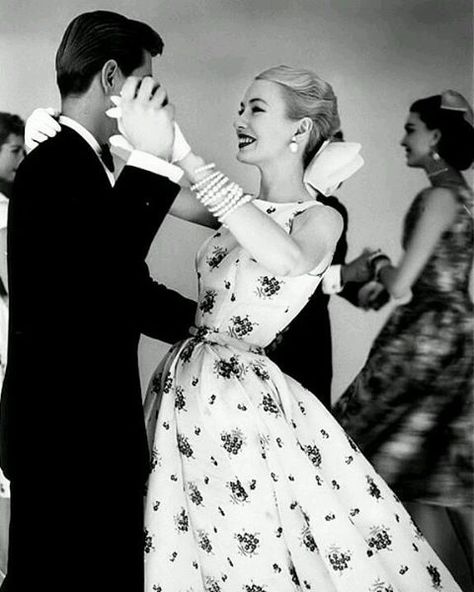 : “Vogue editor and model Catherine McManus 1955 for who else.....Vogue #style #fashion #allure…” Vestidos Retro, 1950 Fashion, Glamour Style, Fifties Fashion, Dress Photo, Look Retro, Fashion 1950s, Dresses Cocktail, Vintage Glam