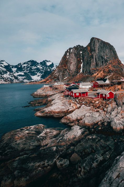 Die unglaubliche Natur Norwegens - Tipps rund um die Norwegen Rundreise mit dem Auto. Auf diese Highlights könnt ihr euch freuen: Trolltunga,  Preikestolen, Hardangerfjord, gewaltige Wasserfälle und riesige Fjorde.  #norwegen #natur #roadtrip #norway #outdoor #travel #urlaub Norway Honeymoon, Norway Landscape, Dream Country, Scandinavia Travel, Adventure Holiday, Stavanger, Travel Images, Round Trip, Beautiful Scenery