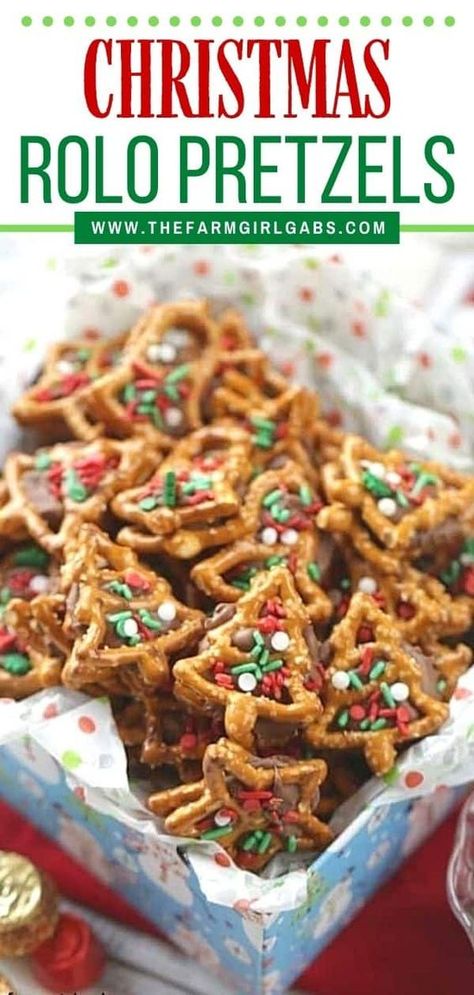 Christmas Treats With Rolos, Christmas Cookies Rolo Pretzel, Christmas Candy Exchange Ideas, Salty Sweet Christmas Snacks, Fun Kids Christmas Treats, Salty Holiday Snacks, Pretzel Rolo Treats Holidays, Pretzel Holiday Treats, Pretzel Christmas Wreath