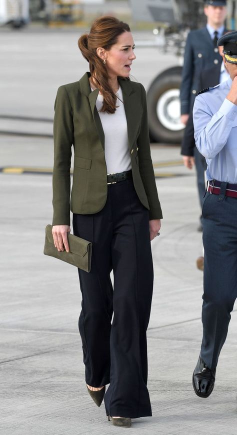 Kate Middleton swapped skinny jeans for wide-leg pants Ducesa Kate, Kate Middleton Style Outfits, Düşes Kate, Looks Kate Middleton, Kate Middleton Outfits, Middleton Style, Pant Trends, Kate Middleton Style, Just Style