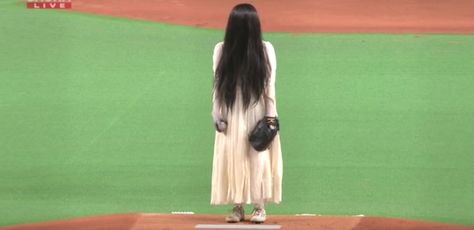 The demonic women from horror classics "The Ring" and "The Grudge" play a little baseball ahead of a crossover film. Internet Jokes, Japanese Baseball, Creepy Kids, The Grudge, Scary Movie Characters, Japanese Pop Culture, Rap Artists, Play Baseball, Baseball Game