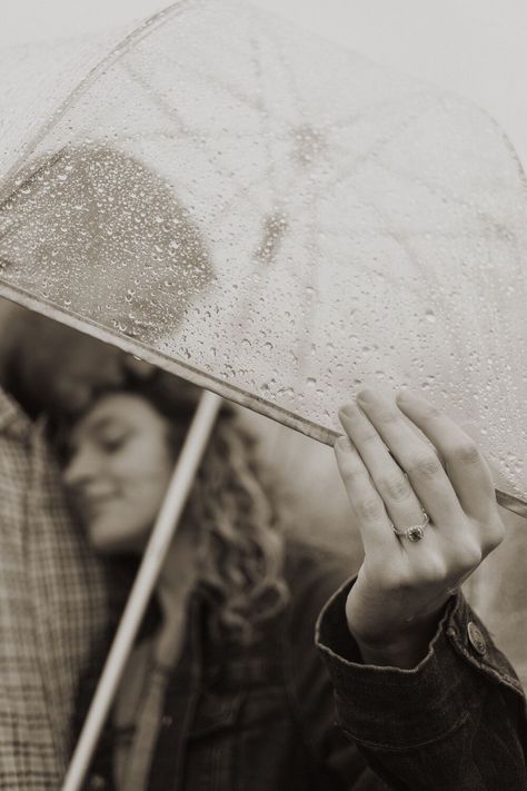 Prenup Photoshoot Raining, Rainy Photoshoot Ideas Couple, Proposals In The Rain, Rainy Engagement Photoshoot, Clear Umbrella Engagement Pictures, Rainy Prenup Shoot, Engagement Shoot In The Rain, Engagement Photos Umbrella, Couples Photoshoot In The Rain