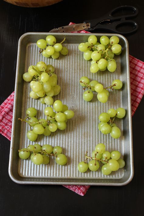 Easy Fruit Tray, Grape Appetizers, How To Store Strawberries, Pretty Fruit, Fruit Platters, Catering Food Displays, Kids Juice, Bunch Of Grapes, Wine Party