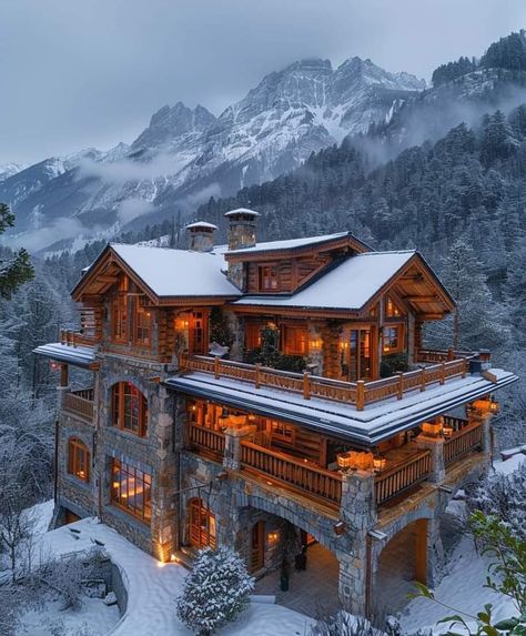 Winter Lodge Exterior, Big Cabin Houses, Canadian Mansions, Winter Mountain House, Luxury Winter Cabin, Minecraft Mountainside House, Mountain Homes Interiors, Winter Mansion, Log Cabin Mansions