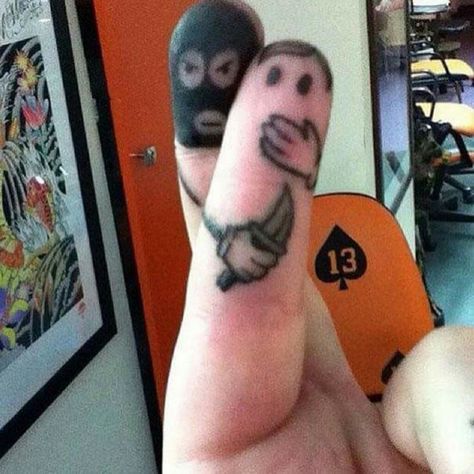 22 People Whose Wild Imagination Gave Life to Crackerjack Tattoos Girl Finger Tattoos, Funny Fingers, Tiny Finger Tattoos, Finger Art, Clever Tattoos, Geniale Tattoos, Funny Tattoos, 웃긴 사진, Creative Tattoos