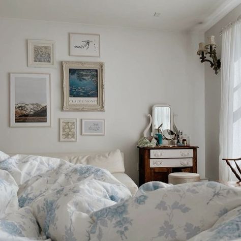 Costal Room Aesthetic, Beach House Bedroom Aesthetic, Coastal Grandmother Aesthetic Bedroom, Costal Bedroom Aesthetic, Coastal Aesthetic Bedroom, Nap Space, Paige Lorenze, Coastal Bedroom Aesthetic, Costal Bedroom