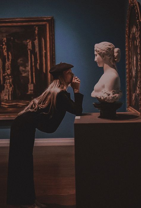 Person Photography, Paris Photoshoot, Museum Outfit, Museum Photography, Most Paused Movie Scenes, Galleria D'arte, Photographie Portrait Inspiration, Aesthetic Ideas, Photo Edited