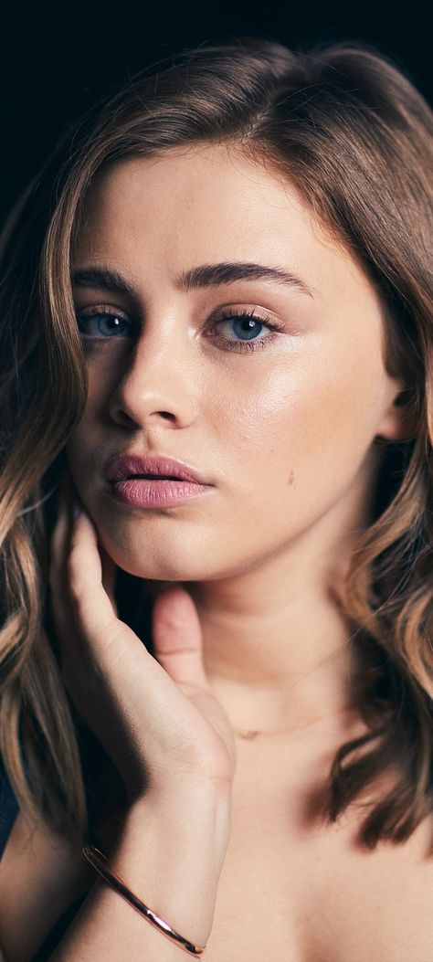 Josephine Langford Photoshoot, Josephine Langford, Spring Hair Color, Portrait Photography Women, Celebrity Drawings, Beautiful Photoshoot, Spring Hairstyles, Beauty Face