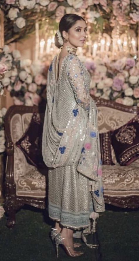 The neck and dupatta style Mukaish Suits Pakistani, Embroidery Designs Indian, Dupatta Style, Pakistan Dress, Desi Dress, Shadi Dresses, Pakistani Formal Dresses, Nikkah Dress, Fashion Indian