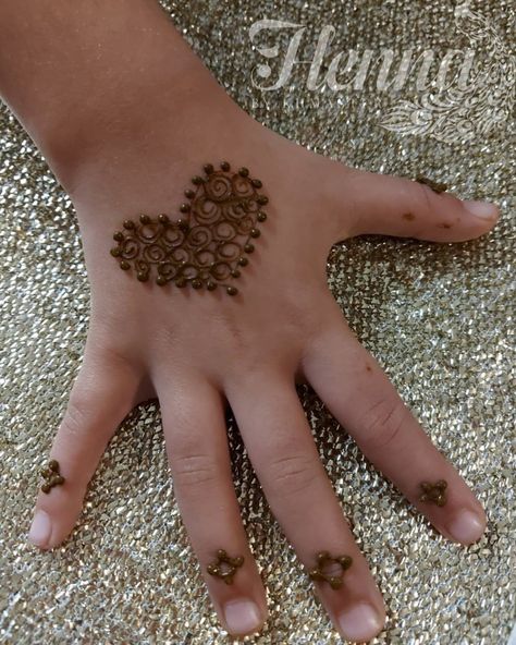 Mehndi Design For Kids Simple, Baby Hands Mehndi Design, Simple Mehendi For Kids, Simple Mehndi For Kids, Baby Mehndi Design Simple, Very Simple Mehndi Designs For Kids, Cute Mehendi Designs For Kids, Mehandi For Kids, Baby Hand Mehndi