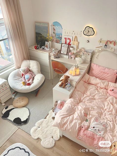 Kawaii Dorm Room, Cute Aesthetic Rooms, Light Pink Aesthetic, Bedroom Moody, Asian Room, Comfortable Bedroom Decor, Bedroom Cute, Small Room Makeover, Baddie Apartment