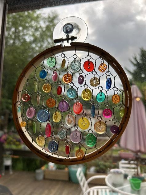 Button Projects Ideas, Button Suncatcher, Button Art Projects Diy, Sun Catchers Diy, Beaded Suncatchers, Chicken Wire Crafts, Button Jewellery, Chicken Wire Frame, Suncatcher Diy