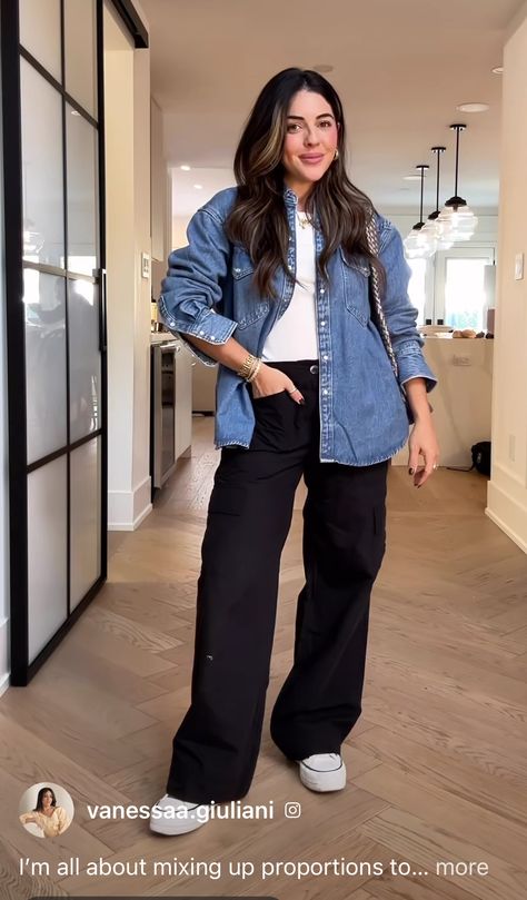 Wide Leg Cargo Pants Outfit, Cargo Jeans Outfit Women, Cargo Jeans Outfit, Wide Pants Outfit, Cargo Outfit, Wide Leg Pants Outfit, Blazer Outfits For Women, Jeans Outfit Women, Cargo Pants Outfit