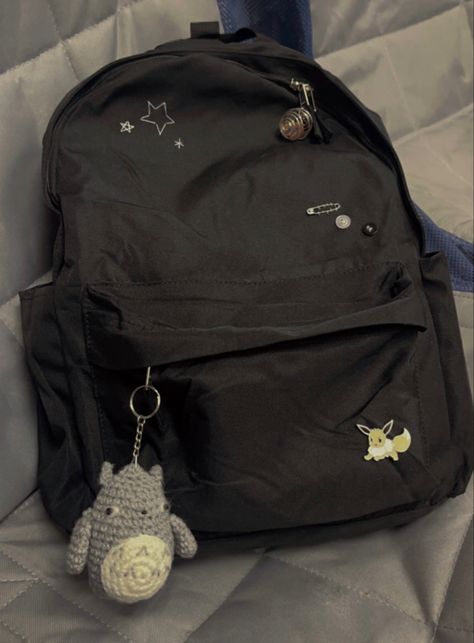 Epic fkn bookbag School Bag Inspo Aesthetic, School Bag Astethic, School Bag Aesthetic Grunge, Bag To School Aesthetic, Black Bag Aesthetic School, Black Backbag Aesthetic, Accessories For Backpacks, Backpack Pins Grunge, Bag Items Aesthetic