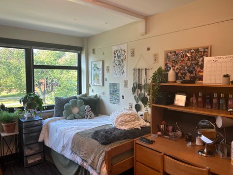 This is my dorm at Kent State. I’m super happy with how this turned out #dorm #dormdecor #kentstate #freshman #boho #plants #college #collegedormrooms Dorm Inspo Cozy, Storage Dorm Room, Posters Dorm Room, Dorm Room Organization Ideas, Dorm Vibes, Posters Dorm, Dorm Room Kitchen, Campus Fashion, Dorm Room Layouts