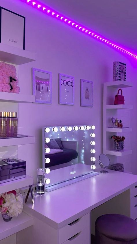 Room Ideas Desk And Vanity, Room With Desk And Vanity, Vanity Desk Aesthetic, Vanity Desk Ideas, Make Up Desk, Bedroom Girly, Radiant Makeup, Desk Makeup, Bedroom Ideas For Small Rooms Cozy