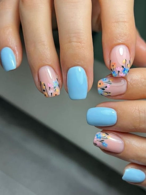 short spring nails: light blue Almost Spring Nails, Light Blue Floral Nails, Spring Time Nails Ideas, Blue Spring Nail Ideas, Simple Floral Nail Art, Prom Nails Purple, Colorful Flower Nails, Green Prom Nails, Purple Prom Nails