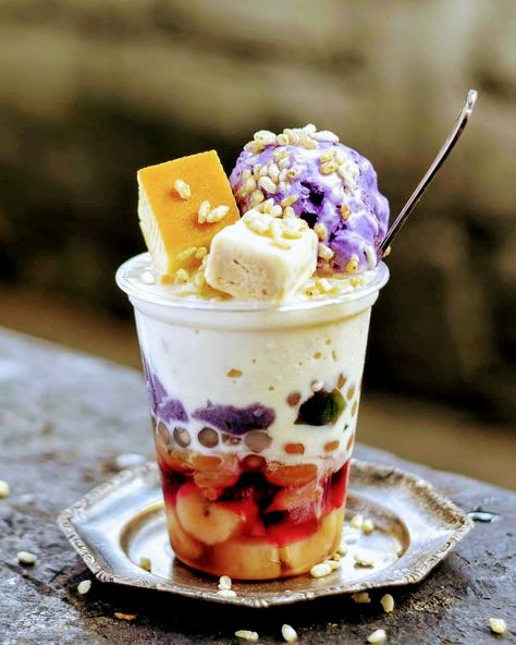 Halo Halo Dessert, Ube Halaya, Filipino Street Food, Filipino Food Dessert, Food Business Ideas, Asian Street Food, Dessert Photography, Halo Halo, Food Crush