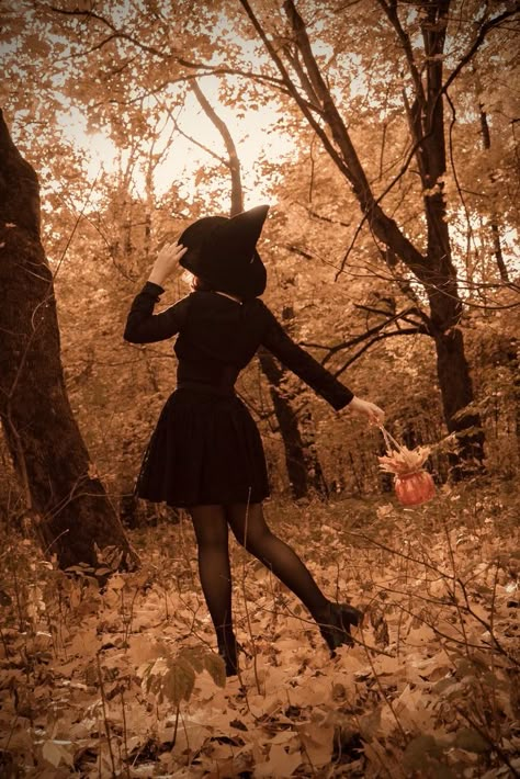 Autumn Vibes Aesthetic Dark, Autumn Witch Aesthetic Outfit, 50s Witch Aesthetic, Fall Witch Aesthetic Wallpaper, Witch Autumn Aesthetic, Witch Aesthetic Photography, Spooky Season Aesthetic Outfits, Spookily Yours, Witch Halloween Photoshoot