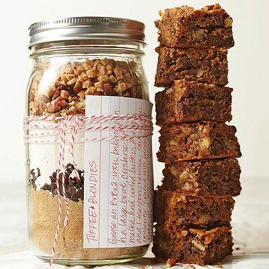 Toffee Blondies in a Jar Mason Jar Cookies Mix, Best Food Gifts, Mason Jar Desserts, Mason Jar Cookies, Diy Food Gifts, Homemade Food Gifts, Dessert In A Jar, Mason Jar Meals, Christmas Food Gifts