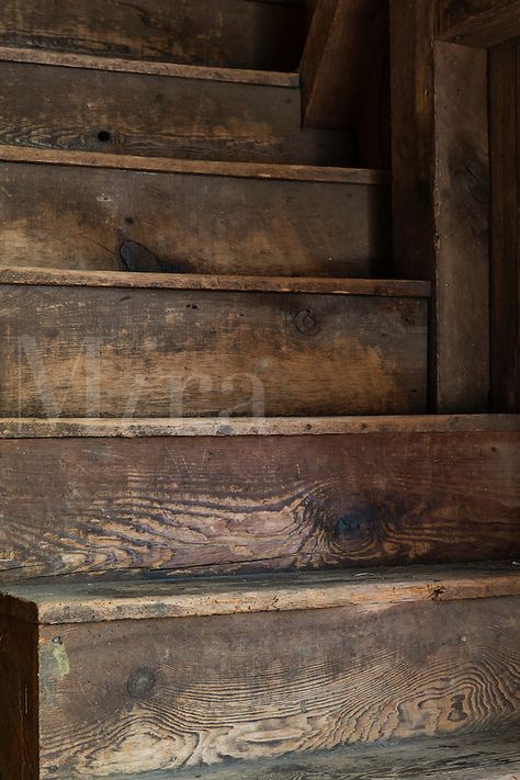 Old Wooden Stairs, Stairs Wooden, Cabin Stairs, Farmhouse Stairs, Entryway Stairs, Rustic Stairs, Stair Makeover, Iron Stair Railing, Building Stairs