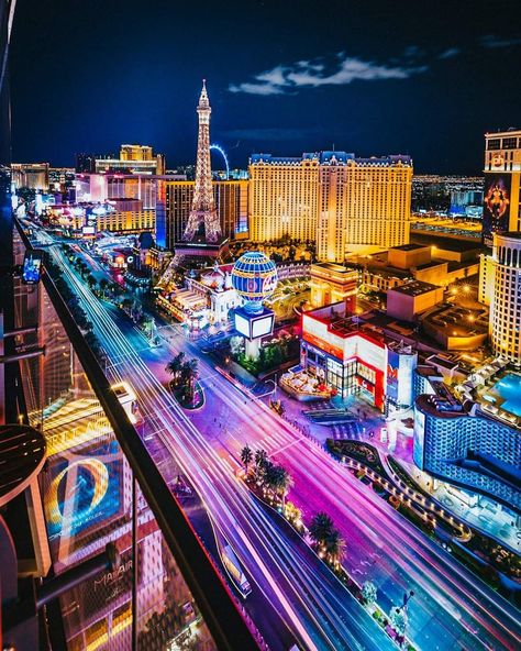 Las Vegas Buildings Night, Cosmopolitan Hotel Las Vegas, Las Vegas Wallpaper, Dream Roadtrip, Las Vegas Cosmopolitan Hotel, Las Vegas Architecture, Las Vages, Cosmopolitan Vegas, Aesthetic Cities